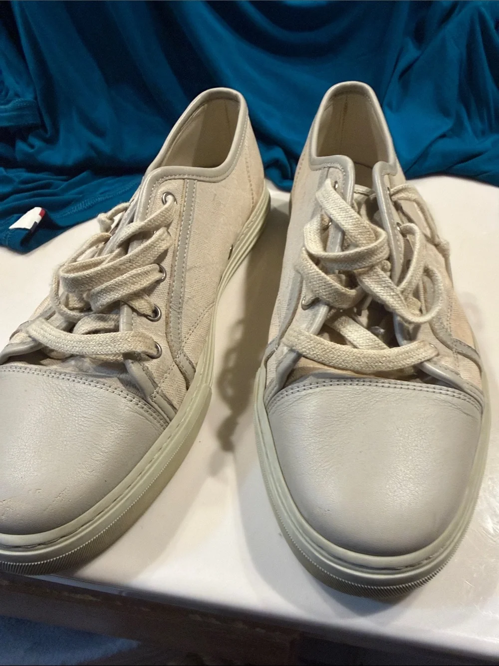 Gucci Cream Leather Slip-On Sneakermens. A little bit discoloration on bottom